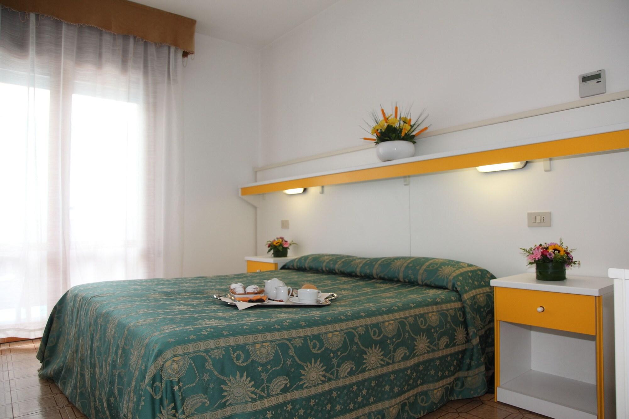 Hotel Bettina Лидо ди Йезоло Екстериор снимка