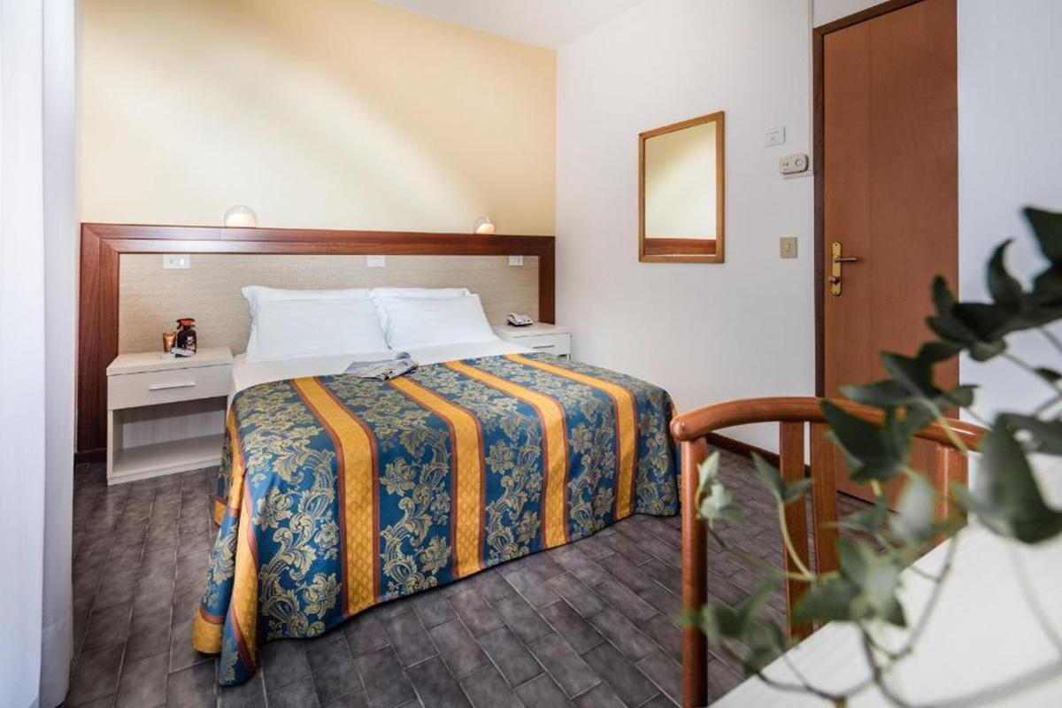 Hotel Bettina Лидо ди Йезоло Екстериор снимка