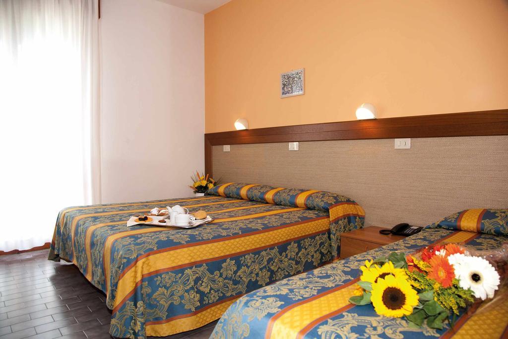 Hotel Bettina Лидо ди Йезоло Екстериор снимка