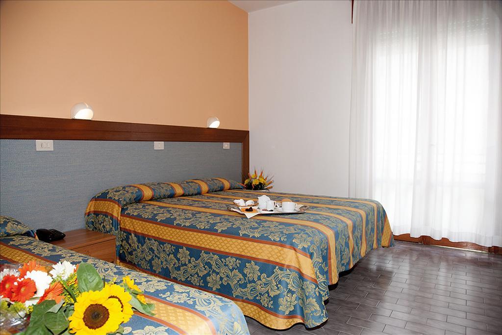 Hotel Bettina Лидо ди Йезоло Екстериор снимка
