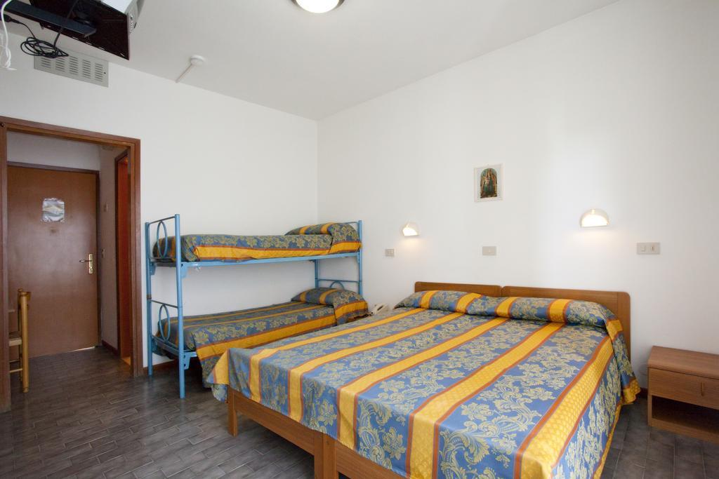 Hotel Bettina Лидо ди Йезоло Екстериор снимка