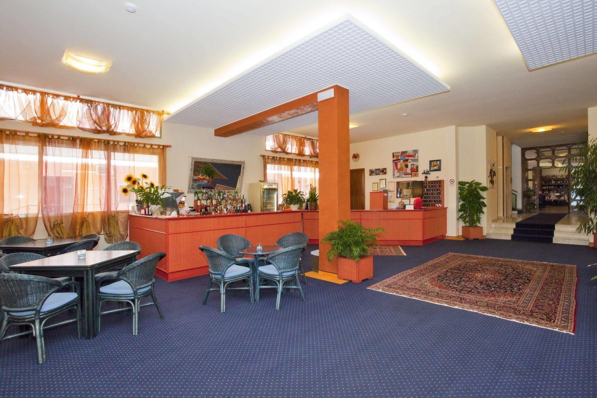 Hotel Bettina Лидо ди Йезоло Екстериор снимка